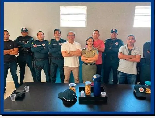 Etniel Anchieta reunido com um grupo de policiais militares em uma unidade da corporação.