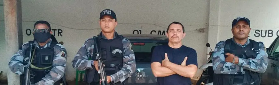 Equipe de policiais militares em formação ao lado de uma viatura, com Etniel Anchieta entre eles.